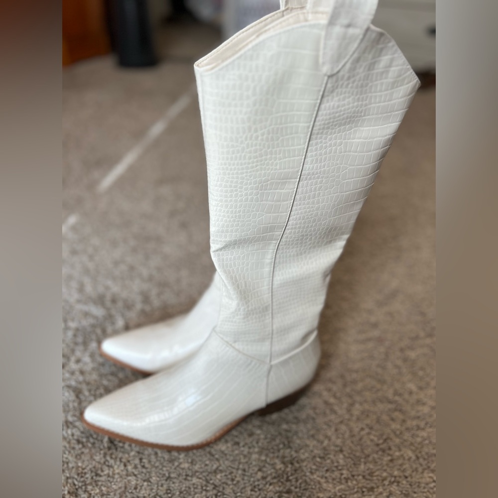 Women’s Faux Snake Skin Boots (White, 9)